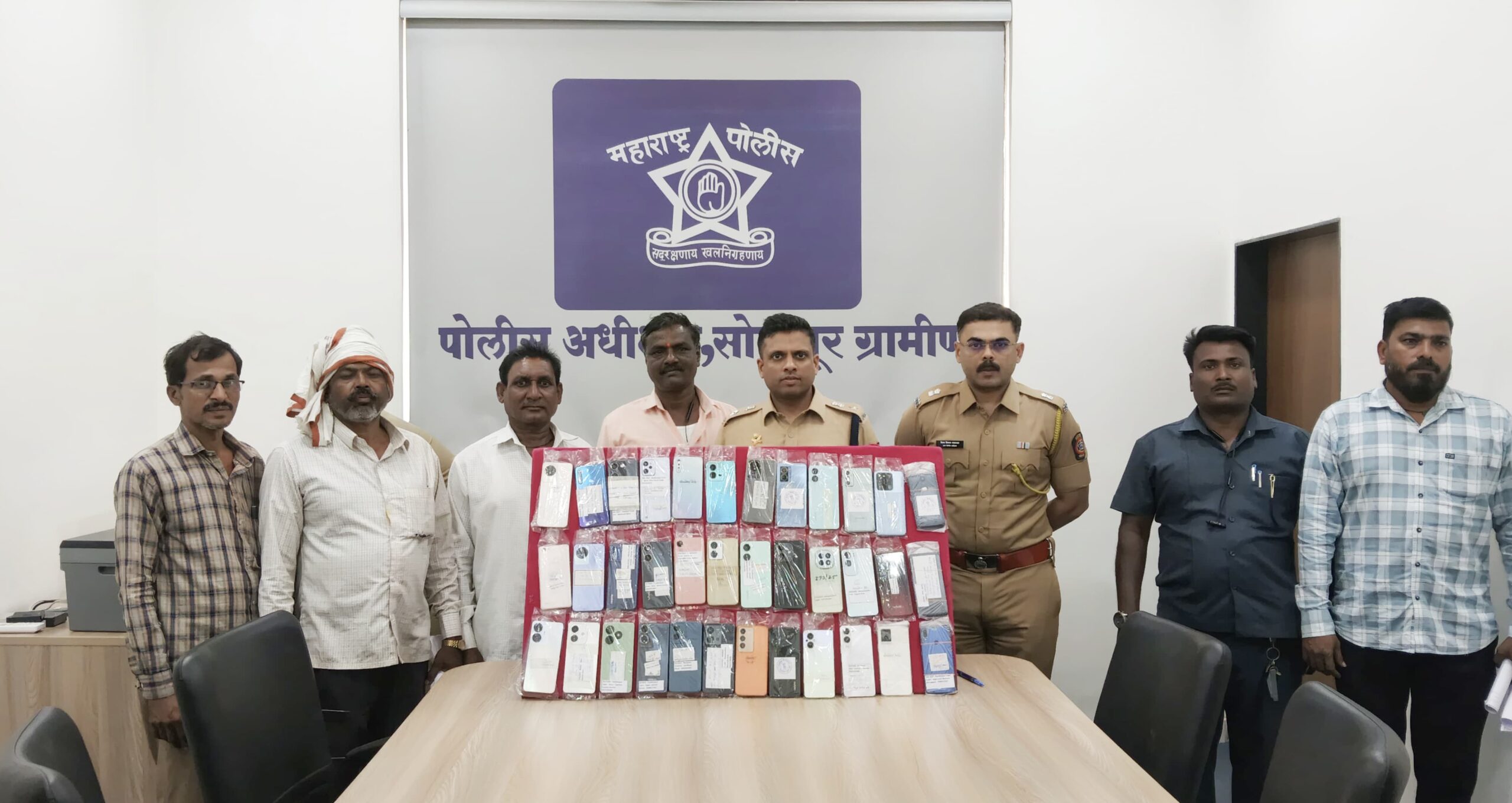 सोलापूर सायबर पोलिसांची दमदार कामगिरी ; ५३ हरवलेले मोबाईल शोधून मूळ मालकांच्या ताब्यात – CEIR पोर्टलच्या माध्यमातून ७.९५ लाखांचे हँडसेट हस्तगत!