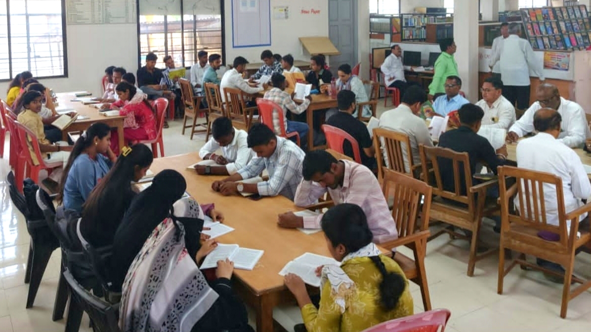 माधवराव पाटील महाविद्यालयाच्या ग्रंथालयात विद्यार्थ्यांकडून उस्फुर्त ग्रंथांचे वाचन करून सामाजिक समता दिन साजरा!..तुरोरी दमयंती भालेराव.