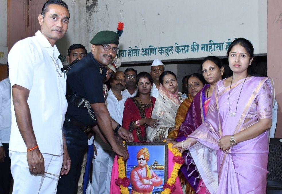 तुरोरी येथे कँप्टन हणुमंत जाधव व जि.प.सदस्या अर्चना युवराज जाधव यांचा सत्कार. तुरोरी दमयंती भालेराव.