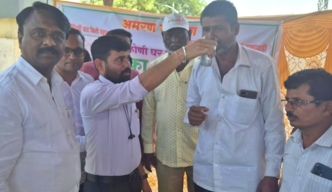 प्रशासनाच्या दिरंगाईविरोधात उमरग्यात आमरण उपोषण; अखेर आमदारांच्या मध्यस्थीनंतर आंदोलनाची सांगता !