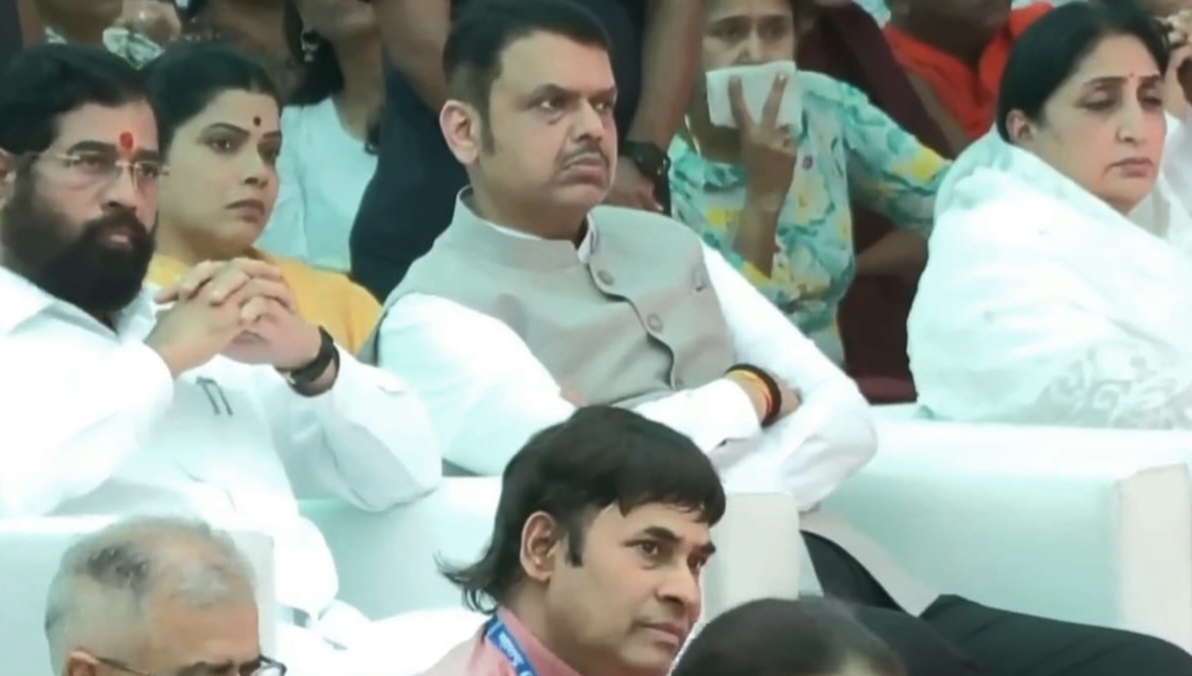 आशाताईनां सलामी देताना मुख्यमंत्री देवेंद्रजी फडणवीस महागायक विजेते मोहम्मद आयाज सह मान्यवर उमरगा/लोहारा आदिनाथ भालेराव !