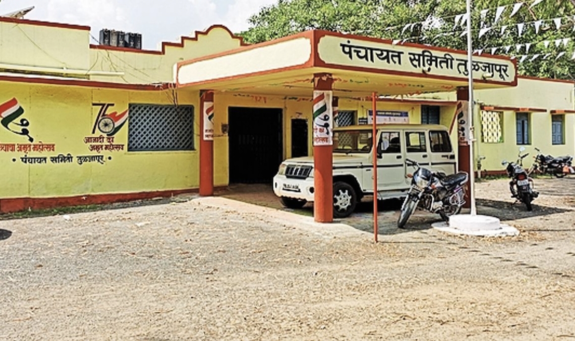 तुळजापूर पंचायत समितीत थरार! गटविकास अधिकाऱ्यांच्या दालनात पेट्रोल फेकले; दोघांवर गुन्हा दाखल!