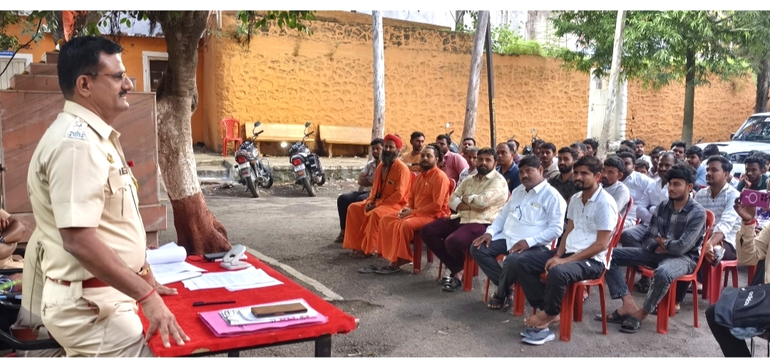 तुळजापूर पोलीस ठाण्यात गणेशोत्सवाच्या पार्श्वभूमीवर शांतता समितीची बैठक संपन्न; ‘डी.जे.मुक्त’ आणि शिस्तबद्ध उत्सव साजरा करण्याचे आवाहन!