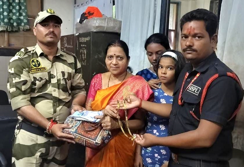 तुळजाभवानी मंदिरात सुरक्षा रक्षकाचा प्रामाणिकपणा! मौल्यवान दागिने आणि रोकड असलेले पर्स कोल्हापूरच्या भाविकाला सुरक्षित सुपूर्द .